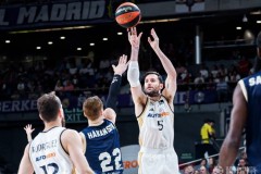 西甲联赛巴塞罗那队逆转夺冠，梅西关键进球锁定胜局